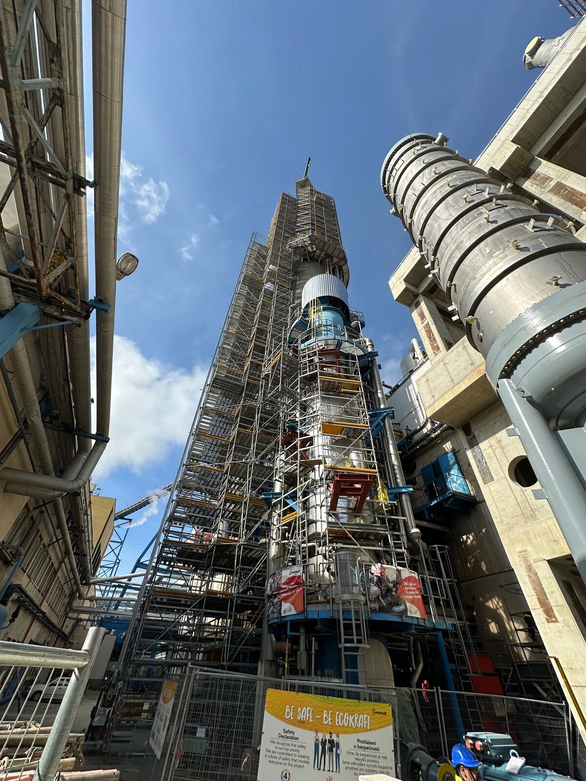 Hoher Gerüstturm an einer Industrieanlage
