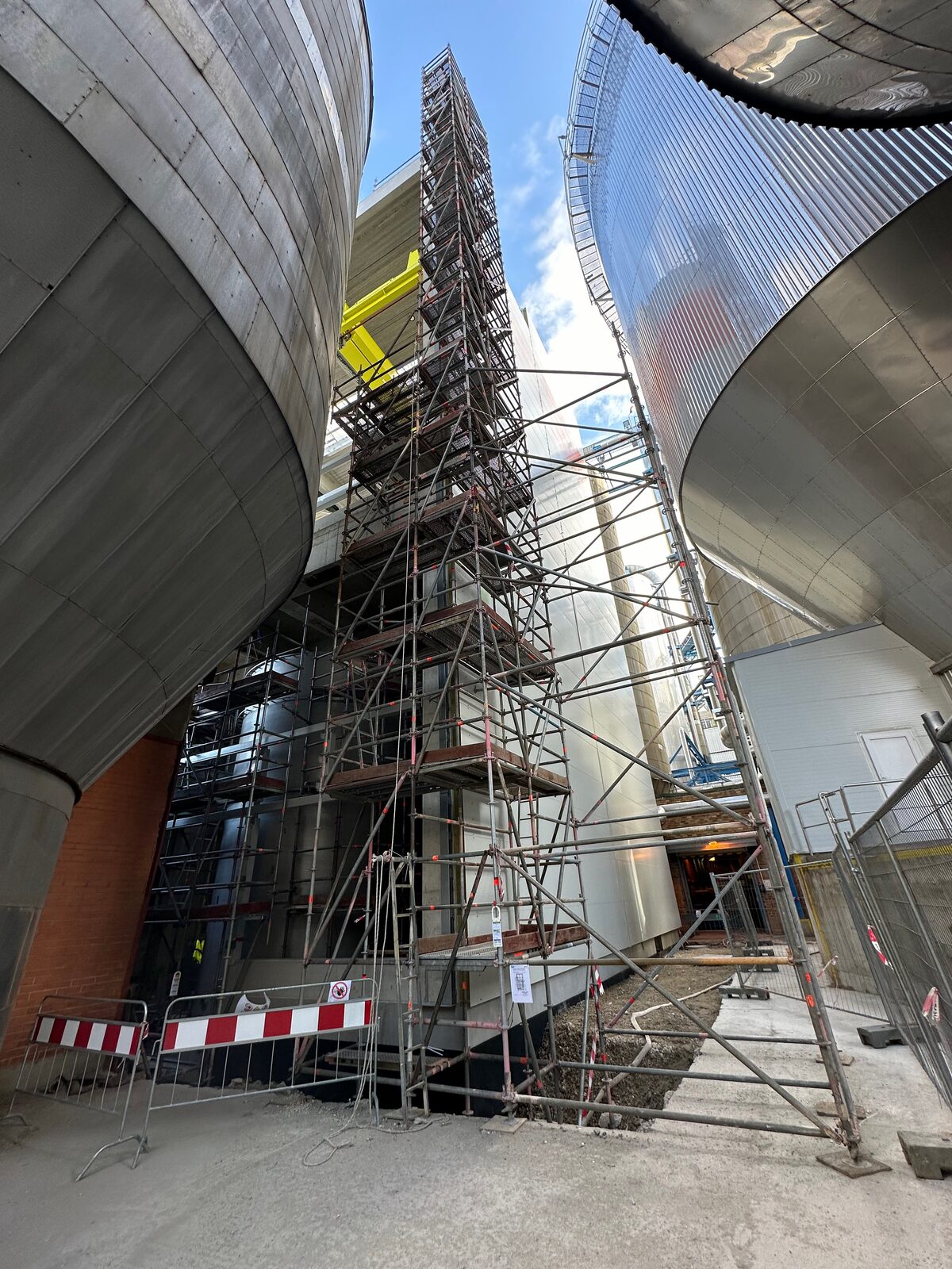 Gerüstturm zwischen zwei Industrietanks