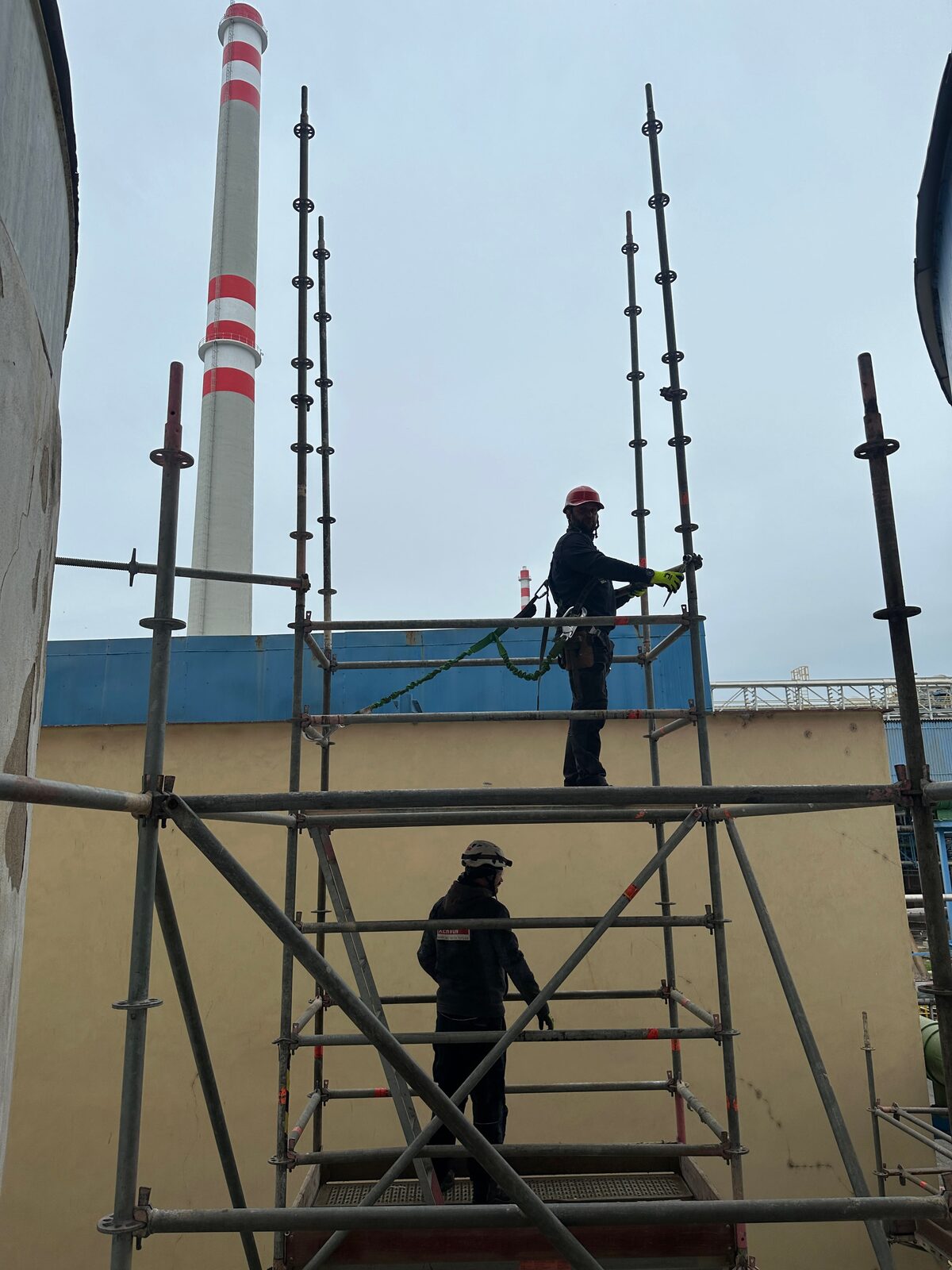 Montage eines Gerüstbauteils im Industrieeinsatz
