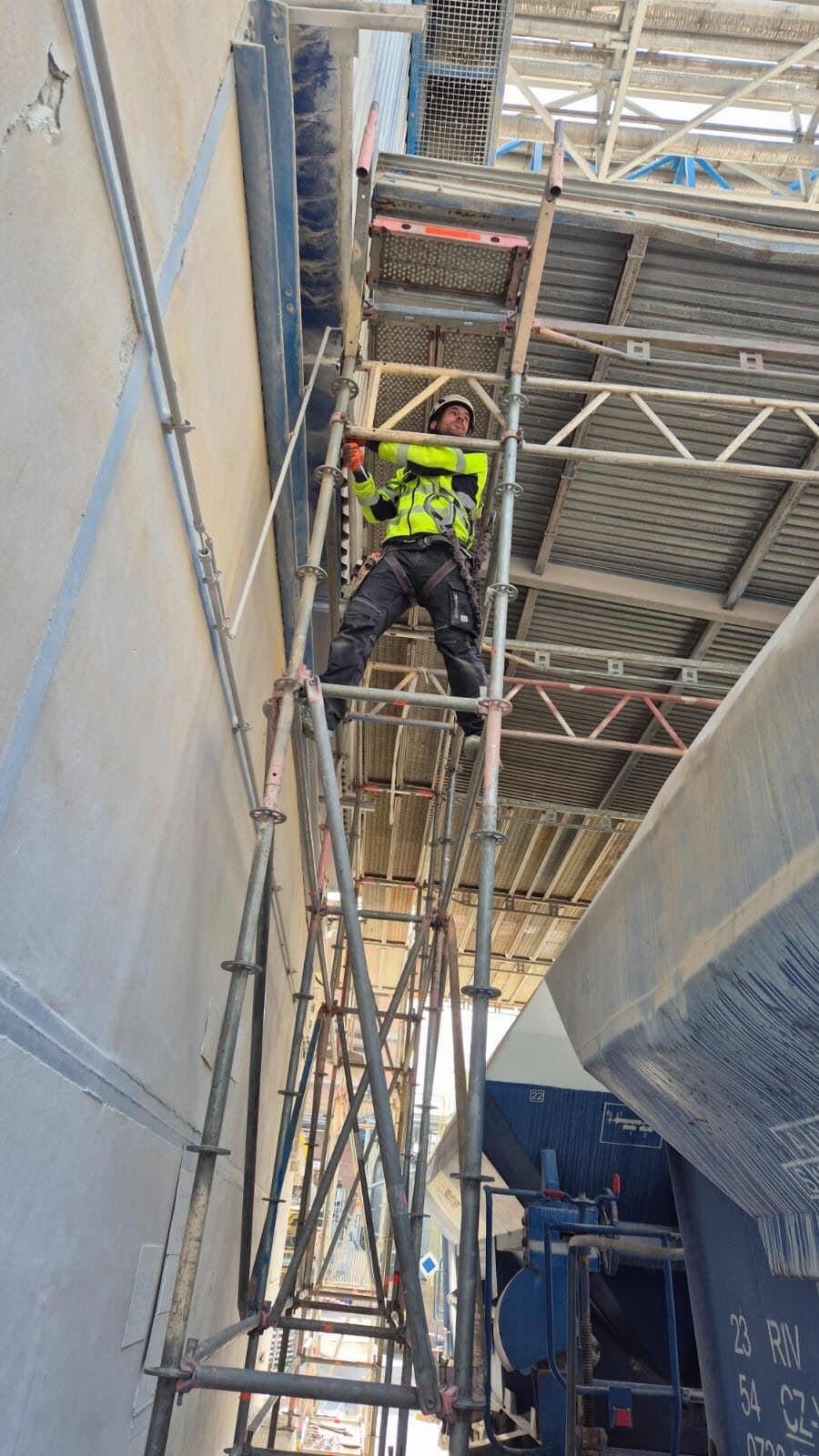 Montagearbeiten an einem Gerüstturm